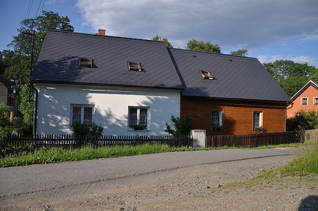 Pohled na chalupu od příjezdové cesty