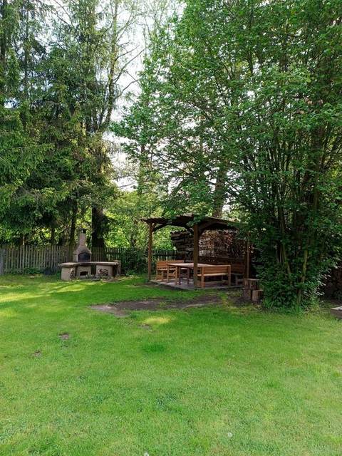Pergola na zahradě, v pozadí chalupa